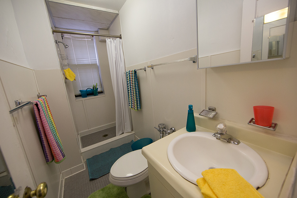 Studio Apartment: Guthridge Hall, Bathroom