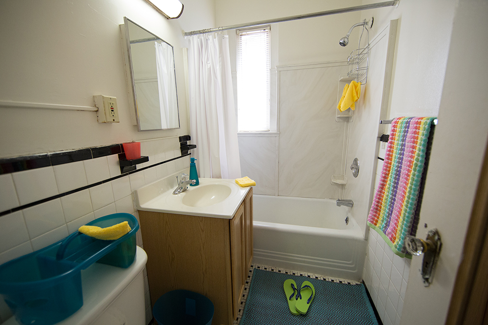 JBKO Hall, 2-Person Apartment, Bathroom